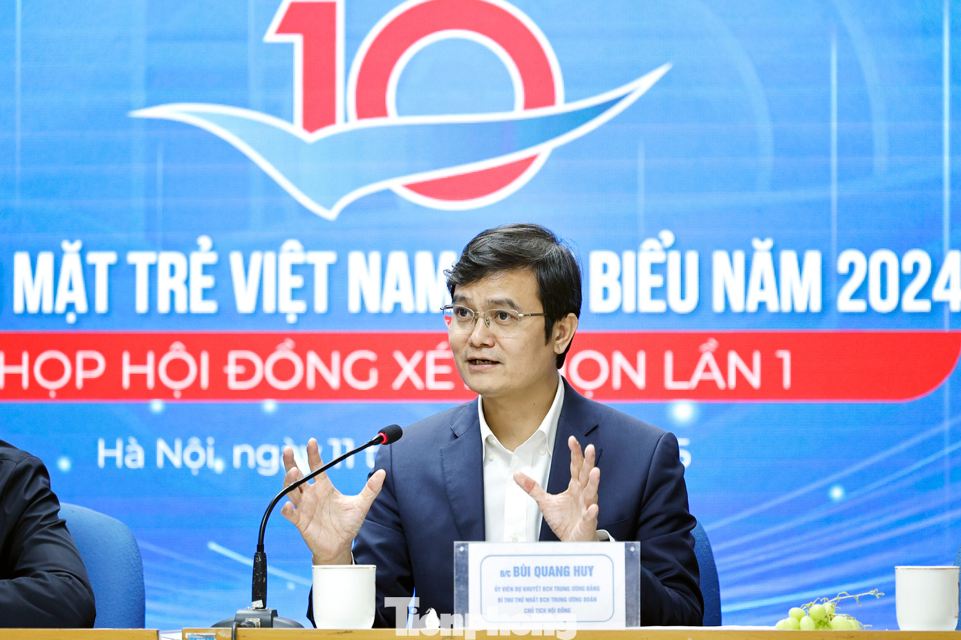 Anh Bùi Quang Huy chủ trì cuộc họp. Anh Bùi Quang Huy chủ trì cuộc họp.