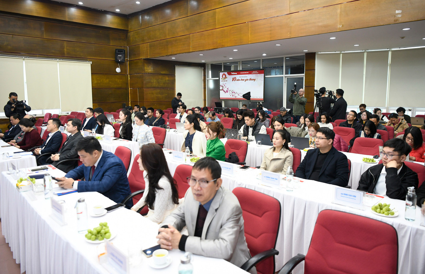 Cùng dự có anh Hoàng Hoa Trung - Gương mặt trẻ Việt Nam tiêu biểu lĩnh vực Hoạt động xã hội năm 2019; anh Vũ Gia Luyện - Gương mặt trẻ Việt Nam tiêu biểu lĩnh vực Kinh doanh khởi nghiệp năm 2021; Bác sĩ Đỗ Doãn Bách - Gương mặt trẻ Việt Nam tiêu biểu lĩnh vực Lao động sản xuất năm 2021; PGS Trương Thanh Tùng - Gương mặt trẻ Việt Nam tiêu biểu lĩnh vực Nghiên cứu khoa học sáng tạo năm 2022; Ca sĩ Hà Myo - Gương mặt trẻ Việt Nam tiêu biểu lĩnh vực Văn hóa nghệ thuật năm 2022; NSƯT Lô Thị Ngọc Thúy - Gương mặt trẻ Việt Nam triển vọng lĩnh vực Văn hóa nghệ thuật năm 2023; bạn Đinh Cao Sơn - Gương mặt trẻ Việt Nam tiêu biểu lĩnh vực Học tập năm 2023. Cùng đại diện các đơn vị đồng hành, người đẹp cuộc thi Hoa hậu Việt Nam.