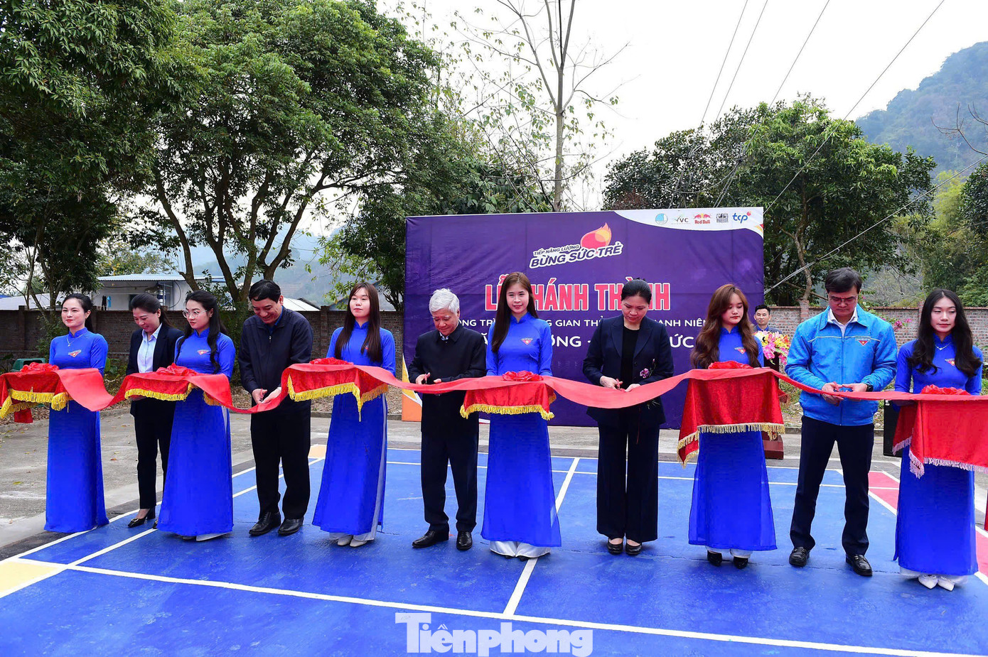 Các đại biểu cắt băng khánh thành công trình “Không gian Thể thao Thanh niên - Tiếp năng lượng, bừng sức trẻ”. Ảnh: Xuân Tùng