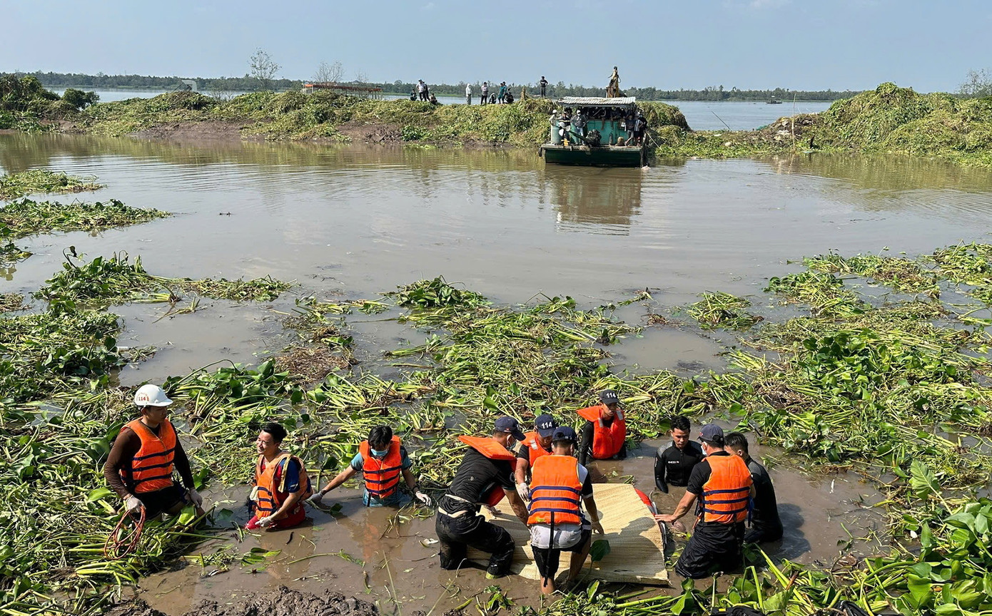 Đến khoảng 14h ngày 4/2, cơ quan chức năng đã tìm thấy thi thể các nạn nhân. Ảnh: Công an Bến Tre Đến khoảng 14h ngày 4/2, cơ quan chức năng đã tìm thấy thi thể các nạn nhân. Ảnh: Công an Bến Tre
