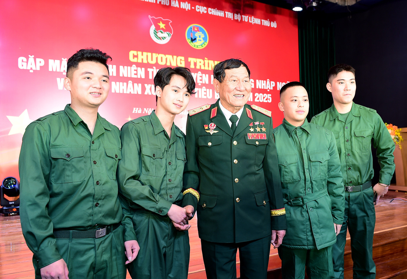 Trung tướng Phạm Tuân cùng tân binh tại chương trình. Ảnh: Xuân Tùng