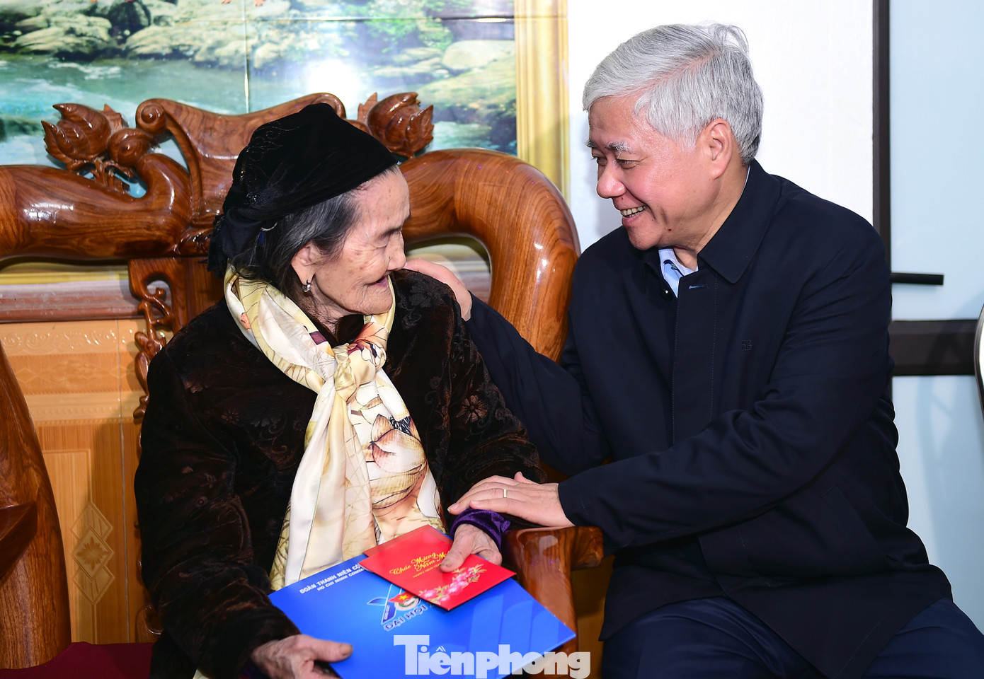 Ông Đỗ Văn Chiến - Ủy viên Bộ Chính trị, Bí thư T.Ư Đảng, Chủ tịch Ủy ban T.Ư MTTQ Việt Nam thăm hỏi, động viên Mẹ Việt Nam anh hùng Tình Thị Lộc. Ảnh: Xuân Tùng