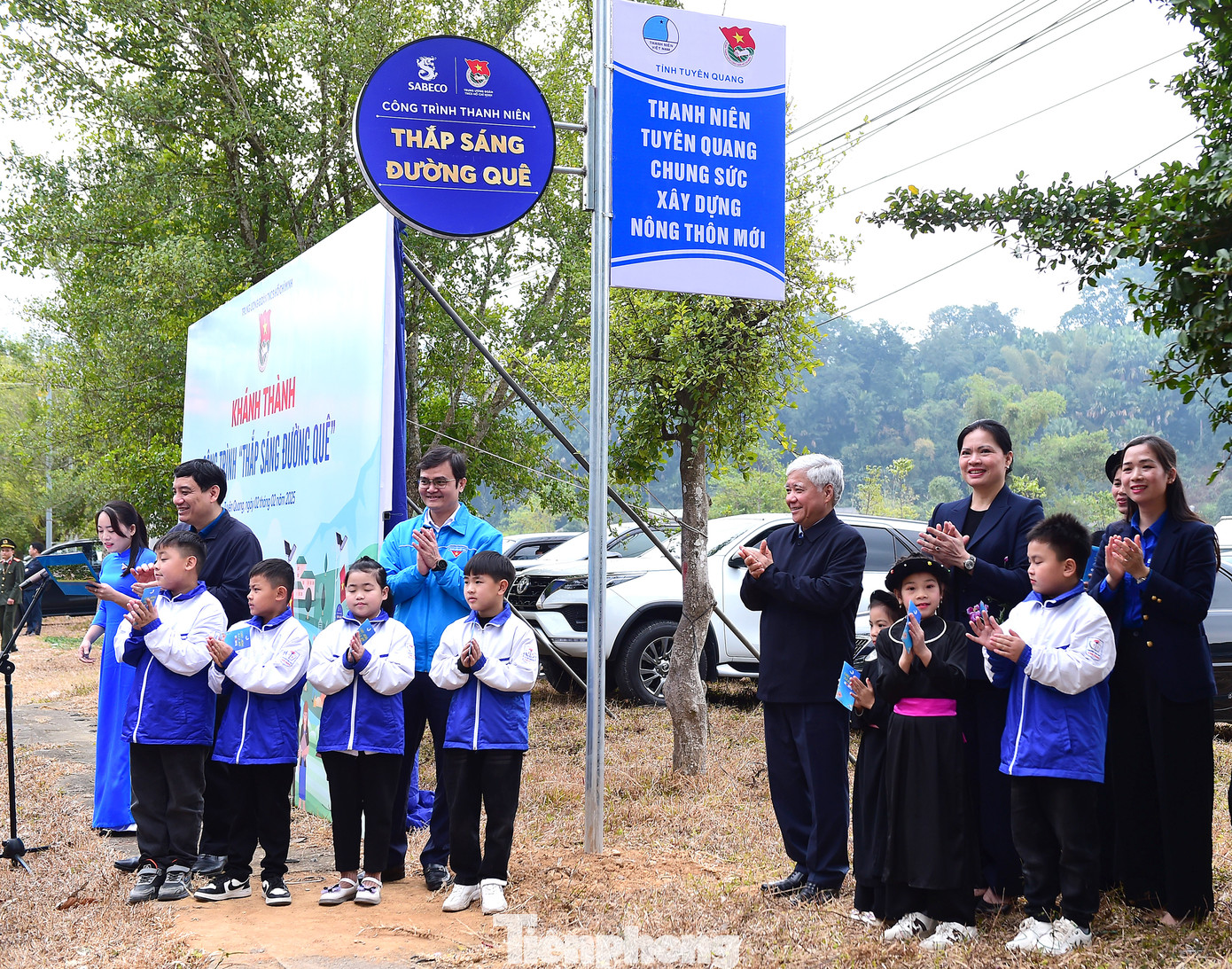 Các đại biểu khánh thành thành công trình “Thắp sáng đường quê” tại tuyến đường mới, thôn Tân Lập. Ảnh: Xuân Tùng