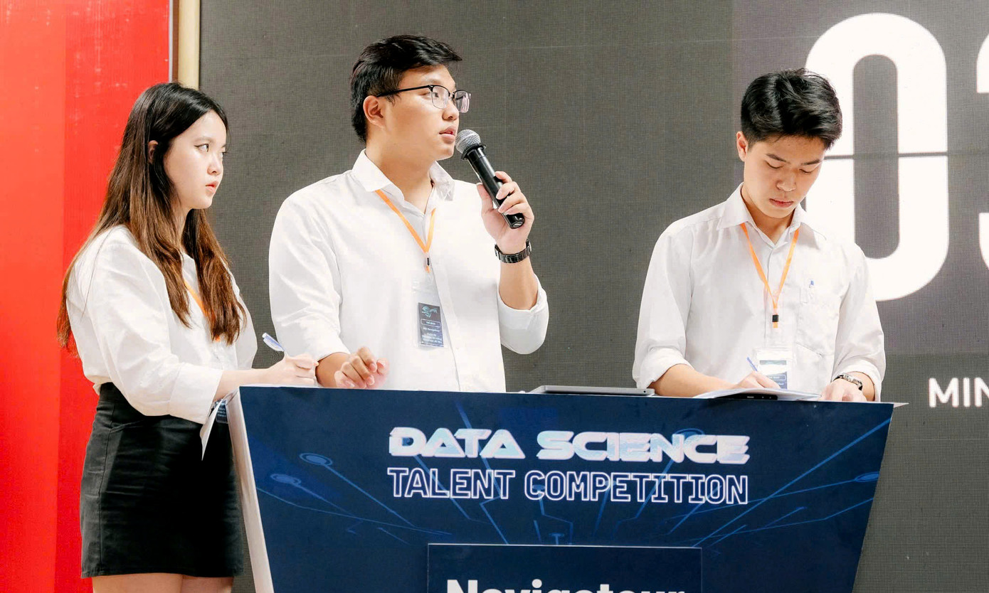 Tạ Ngọc Minh (ở giữa) tích cực tham gia nhiều hoạt động ngoại khóa, cuộc thi sáng tạo. Ảnh: NVCC Tạ Ngọc Minh (ở giữa) tích cực tham gia nhiều hoạt động ngoại khóa, cuộc thi sáng tạo. Ảnh: NVCC