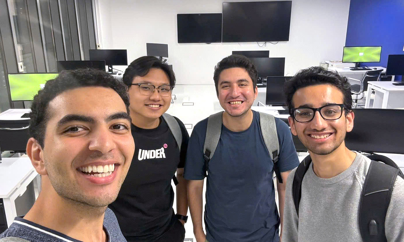 Tạ Ngọc Minh (thứ hai từ trái qua) và các sinh viên quốc tế. Ảnh: NVCC Tạ Ngọc Minh (thứ hai từ trái qua) và các sinh viên quốc tế. Ảnh: NVCC