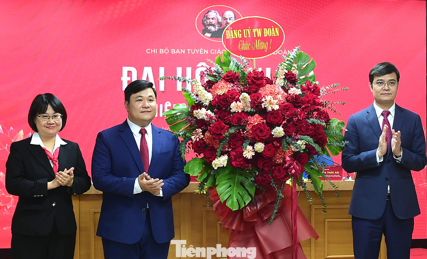 Anh Bùi Quang Huy tặng lẵng hoa Đảng ủy T.Ư Đoàn chúc mừng Đại hội Chi bộ Ban Tuyên giáo T.Ư Đoàn. Anh Bùi Quang Huy tặng lẵng hoa Đảng ủy T.Ư Đoàn chúc mừng Đại hội Chi bộ Ban Tuyên giáo T.Ư Đoàn.