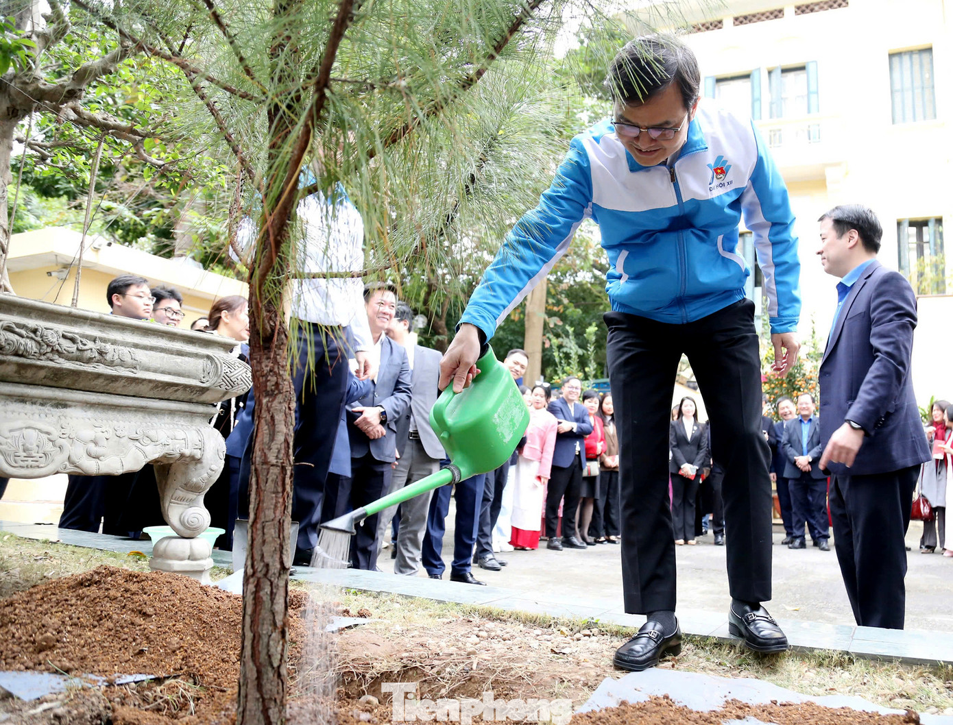 Anh Bùi Quang Huy trồng cây trong khuôn viên cơ quan T.Ư Đoàn, hưởng ứng Tết trồng cây Xuân Ất Tỵ 2025. Ảnh: Lâm Đăng Hải