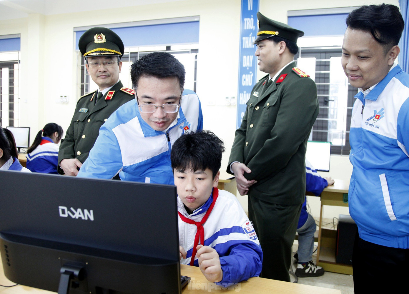 Bí thư T.Ư Đoàn, Chủ tịch T.Ư Hội LHTN Việt Nam Nguyễn Tường Lâm hướng dẫn học sinh sử dụng máy tính được trao tặng trong chương trình ra quân Tháng Thanh niên 2025 tại Bắc Giang. Ảnh: Nguyễn Thắng Bí thư T.Ư Đoàn, Chủ tịch T.Ư Hội LHTN Việt Nam Nguyễn Tường Lâm hướng dẫn học sinh sử dụng máy tính được trao tặng trong chương trình ra quân Tháng Thanh niên 2025 tại Bắc Giang. Ảnh: Nguyễn Thắng