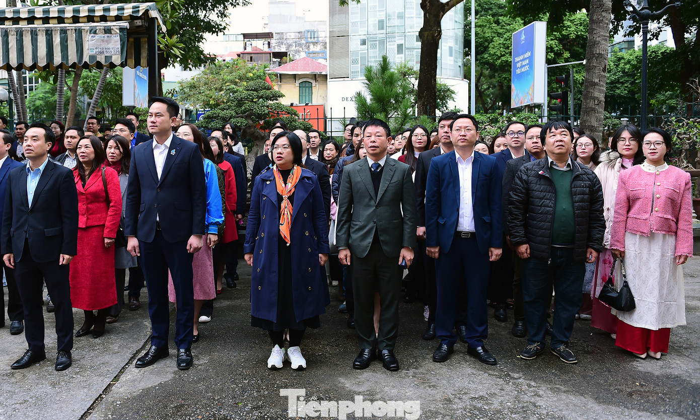 Lãnh đạo, cán bộ, công nhân viên các ban, đơn vị trực thuộc cơ quan T.Ư Đoàn thực hiện lễ chào cờ. Ảnh: Xuân Tùng