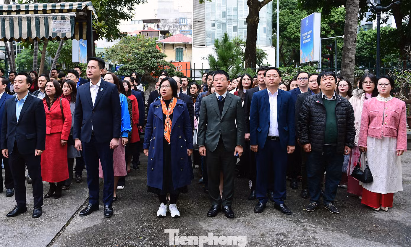 Lãnh đạo, cán bộ, công nhân viên các ban, đơn vị trực thuộc cơ quan T.Ư Đoàn thực hiện lễ chào cờ. Ảnh: Xuân Tùng Lãnh đạo, cán bộ, công nhân viên các ban, đơn vị trực thuộc cơ quan T.Ư Đoàn thực hiện lễ chào cờ. Ảnh: Xuân Tùng