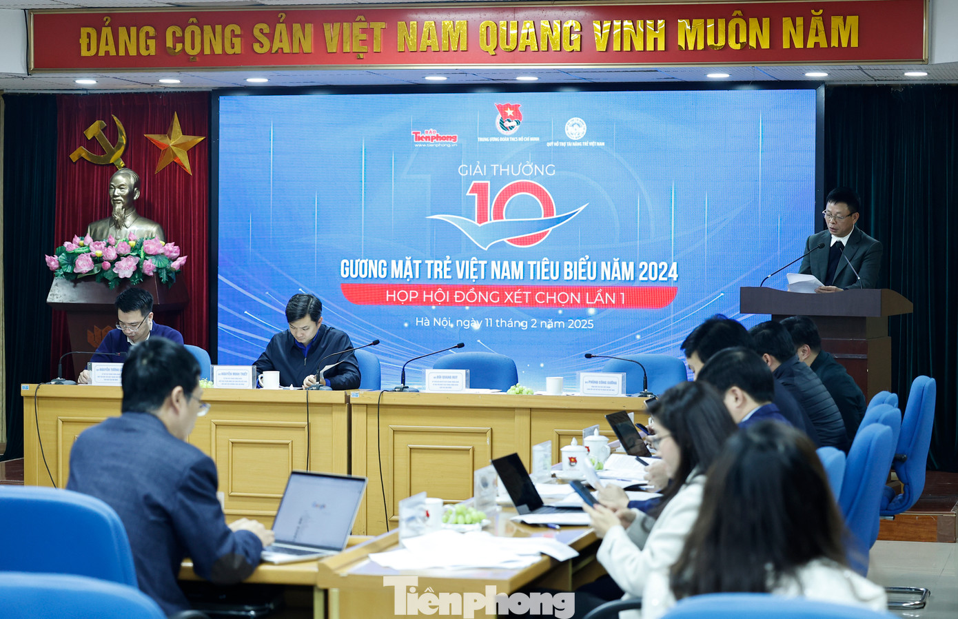 Nhà báo Phùng Công Sưởng thông tin công tác triển khai, tập hợp, phân tích dữ liệu hồ sơ các đề cử. Nhà báo Phùng Công Sưởng thông tin công tác triển khai, tập hợp, phân tích dữ liệu hồ sơ các đề cử.