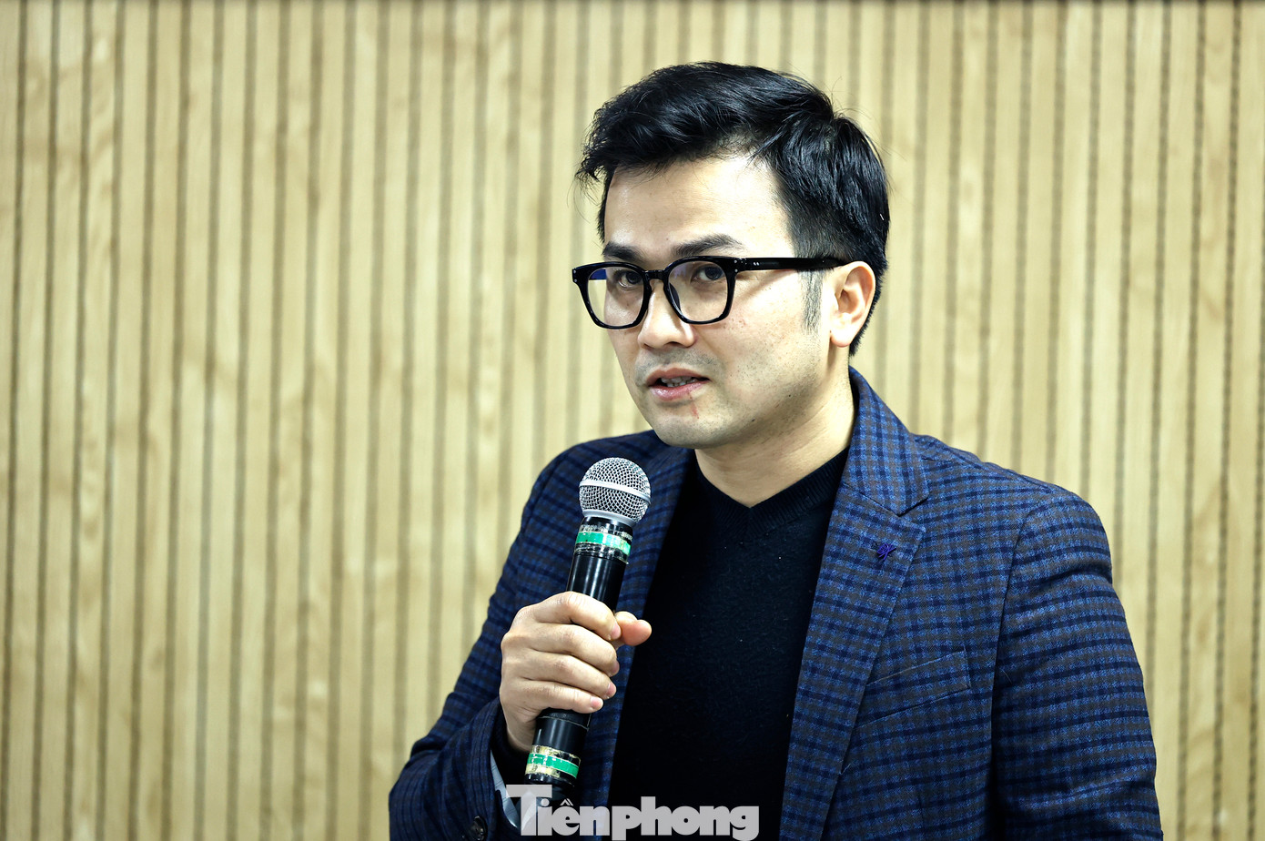 GS. Trần Xuân Bách trao đổi ý kiến tại cuộc họp. GS. Trần Xuân Bách trao đổi ý kiến tại cuộc họp.