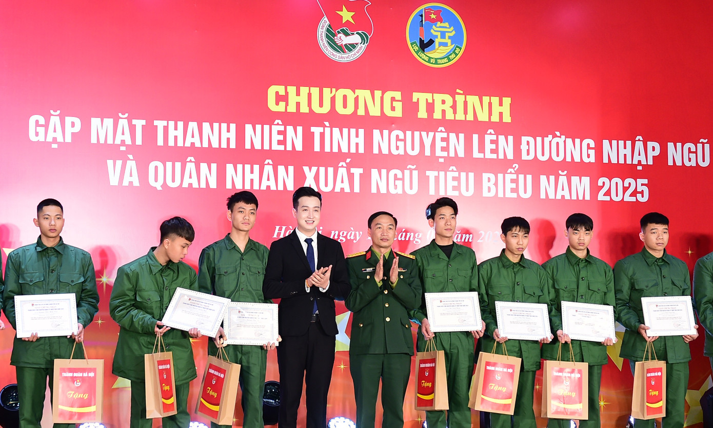 Trần Đình Hoan (thứ 4 từ phải sang) tại chương trình Gặp mặt thanh niên lên đường nhập ngũ và quân nhân xuất ngũ tiêu biểu năm 2025 do Thành Đoàn Hà Nội và Bộ Tư lệnh Thủ đô tổ chức. Ảnh: Xuân Tùng Trần Đình Hoan (thứ 4 từ phải sang) tại chương trình Gặp mặt thanh niên lên đường nhập ngũ và quân nhân xuất ngũ tiêu biểu năm 2025 do Thành Đoàn Hà Nội và Bộ Tư lệnh Thủ đô tổ chức. Ảnh: Xuân Tùng
