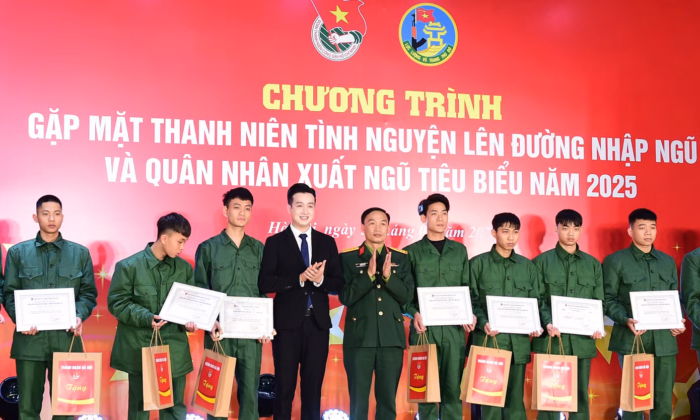 Trần Đình Hoan (thứ 4 từ phải sang) tại chương trình Gặp mặt thanh niên lên đường nhập ngũ và quân nhân xuất ngũ tiêu biểu năm 2025 do Thành Đoàn Hà Nội và Bộ Tư lệnh Thủ đô tổ chức. Ảnh: Xuân Tùng Trần Đình Hoan (thứ 4 từ phải sang) tại chương trình Gặp mặt thanh niên lên đường nhập ngũ và quân nhân xuất ngũ tiêu biểu năm 2025 do Thành Đoàn Hà Nội và Bộ Tư lệnh Thủ đô tổ chức. Ảnh: Xuân Tùng