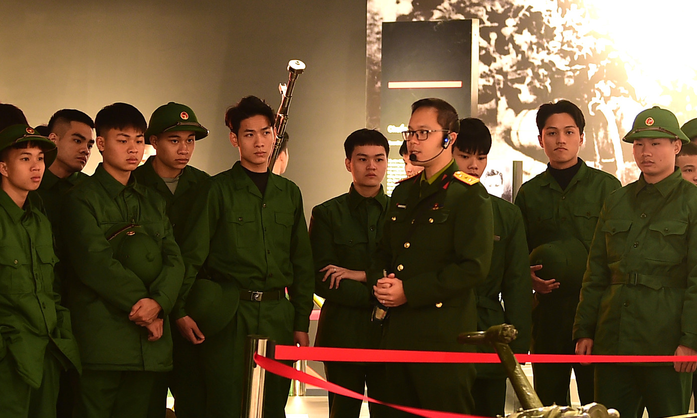 Trần Đình Hoan cùng các tân binh tham quan Bảo tàng Lịch sử Quân sự Việt Nam trước khi lên đường nhận nhiệm vụ. Ảnh: Xuân Tùng Trần Đình Hoan cùng các tân binh tham quan Bảo tàng Lịch sử Quân sự Việt Nam trước khi lên đường nhận nhiệm vụ. Ảnh: Xuân Tùng