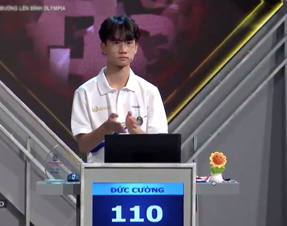 Đức Cường giải đáp ẩn số chướng ngại vật vươn lên dẫn đầu đoàn đua. Đức Cường giải đáp ẩn số chướng ngại vật vươn lên dẫn đầu đoàn đua.