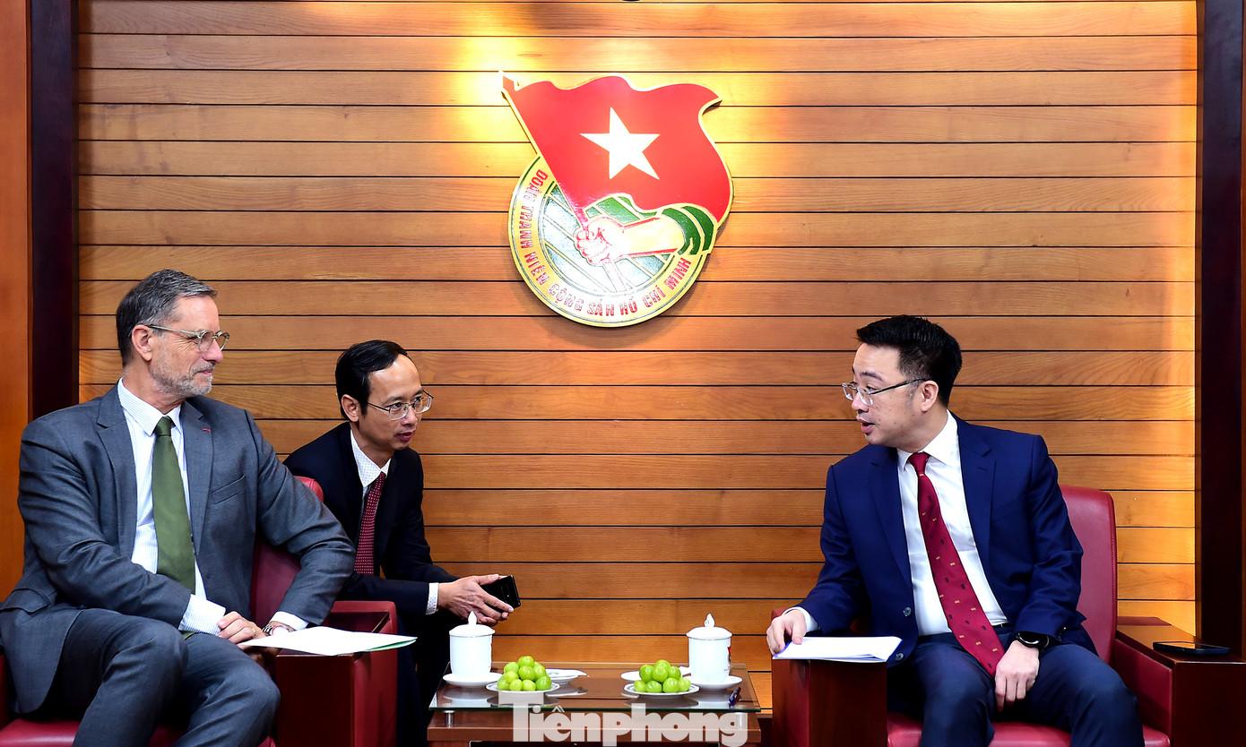 Bí thư T.Ư Đoàn Nguyễn Tường Lâm và Đại sứ Pháp tại Việt Nam Olivier Brochet trao đổi tại buổi tiếp. Ảnh: Xuân Tùng