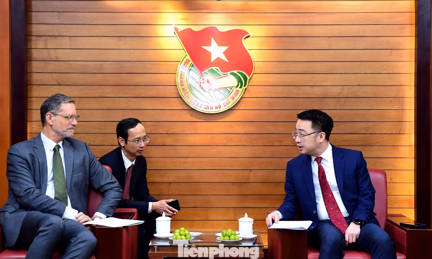 Bí thư T.Ư Đoàn Nguyễn Tường Lâm và Đại sứ Pháp tại Việt Nam Olivier Brochet trao đổi tại buổi tiếp. Ảnh: Xuân Tùng Bí thư T.Ư Đoàn Nguyễn Tường Lâm và Đại sứ Pháp tại Việt Nam Olivier Brochet trao đổi tại buổi tiếp. Ảnh: Xuân Tùng