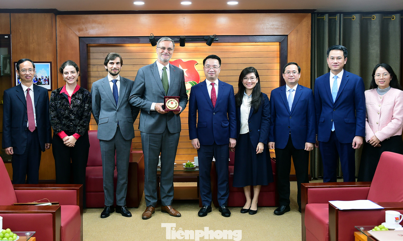 Lãnh đạo và đại biểu hai bên chụp ảnh tại buổi tiếp. Ảnh: Xuân Tùng