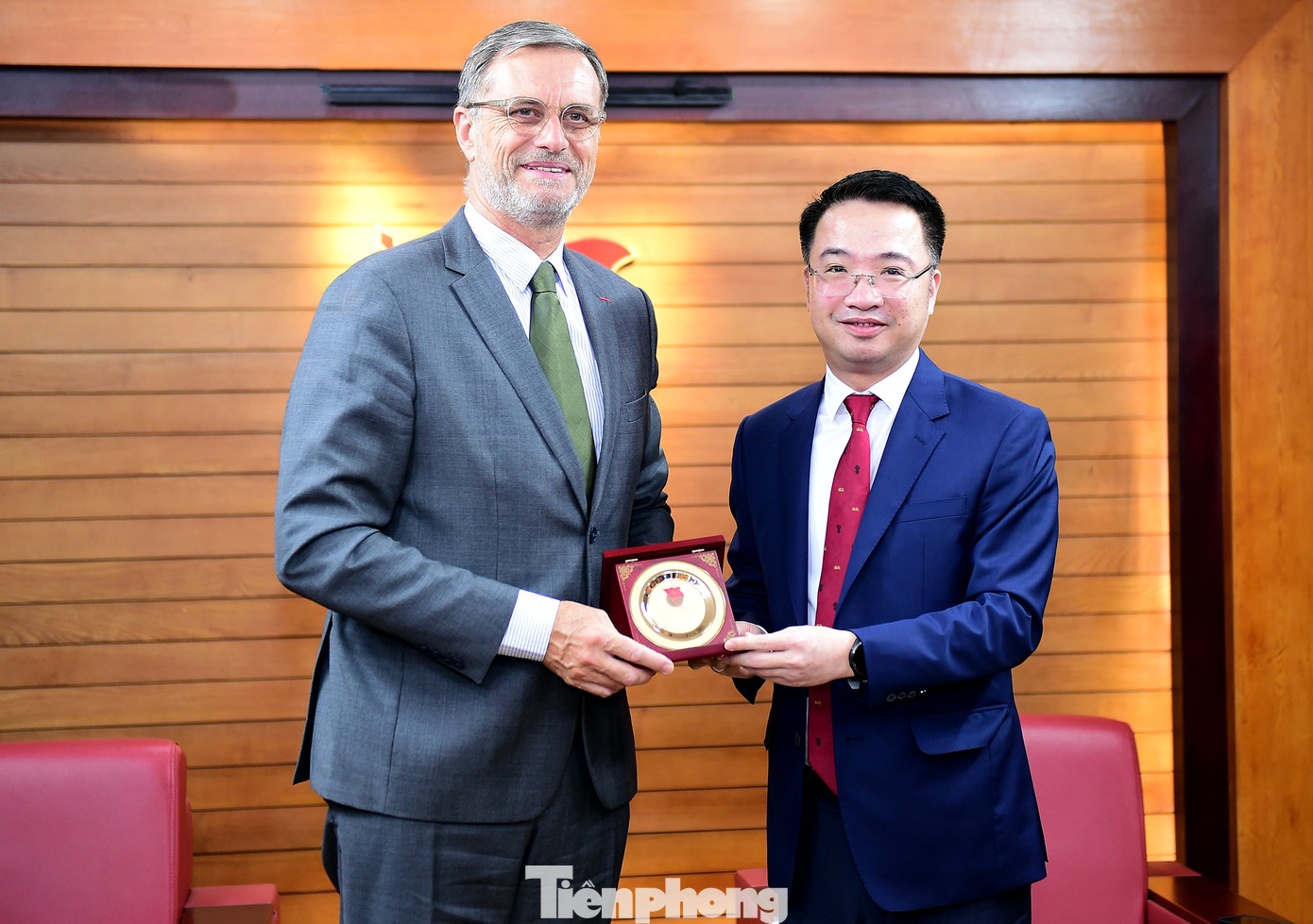 Bí thư T.Ư Đoàn Nguyễn Tường Lâm tặng quà Đại sứ Pháp tại Việt Nam Olivier Brochet tại buổi tiếp. Ảnh: Xuân Tùng