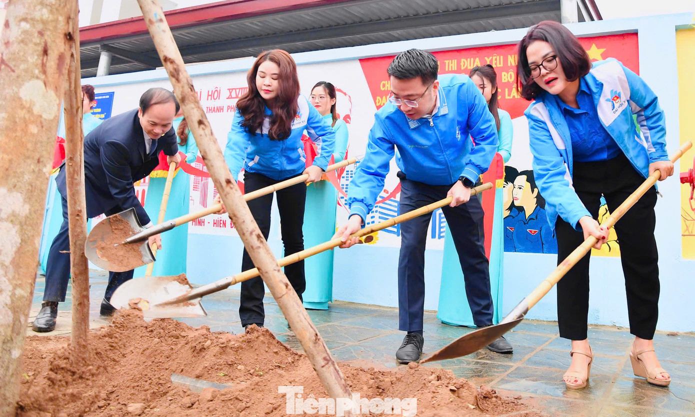 Anh Nguyễn Tường Lâm, chị Chu Hồng Minh và các đại biểu, thanh niên trồng cây hưởng ứng Tết trồng cây. Ảnh: Xuân Tùng