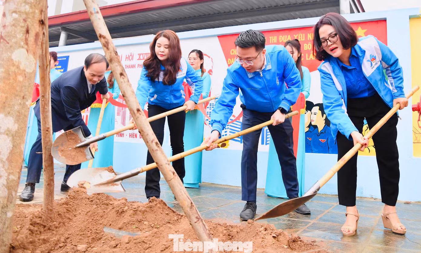 Anh Nguyễn Tường Lâm, chị Chu Hồng Minh và các đại biểu, thanh niên trồng cây hưởng ứng Tết trồng cây. Ảnh: Xuân Tùng Anh Nguyễn Tường Lâm, chị Chu Hồng Minh và các đại biểu, thanh niên trồng cây hưởng ứng Tết trồng cây. Ảnh: Xuân Tùng