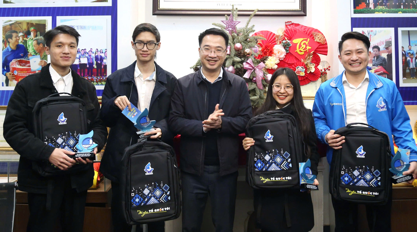 Anh Nguyễn Tường Lâm tặng quà đoàn công tác Ban Cán sự Đoàn, Hội Sinh viên Việt Nam tại LB Nga. Ảnh: Lâm Đăng Hải