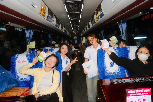Thành Đoàn và Hội Sinh viên Việt Nam TPHCM đã phối hợp cùng các đơn vị tổ chức chương trình “Chuyến xe mùa Xuân - Ất Tỵ 2025” hỗ trợ vé xe miễn phí cho sinh viên, người lao động về quê ăn Tết.