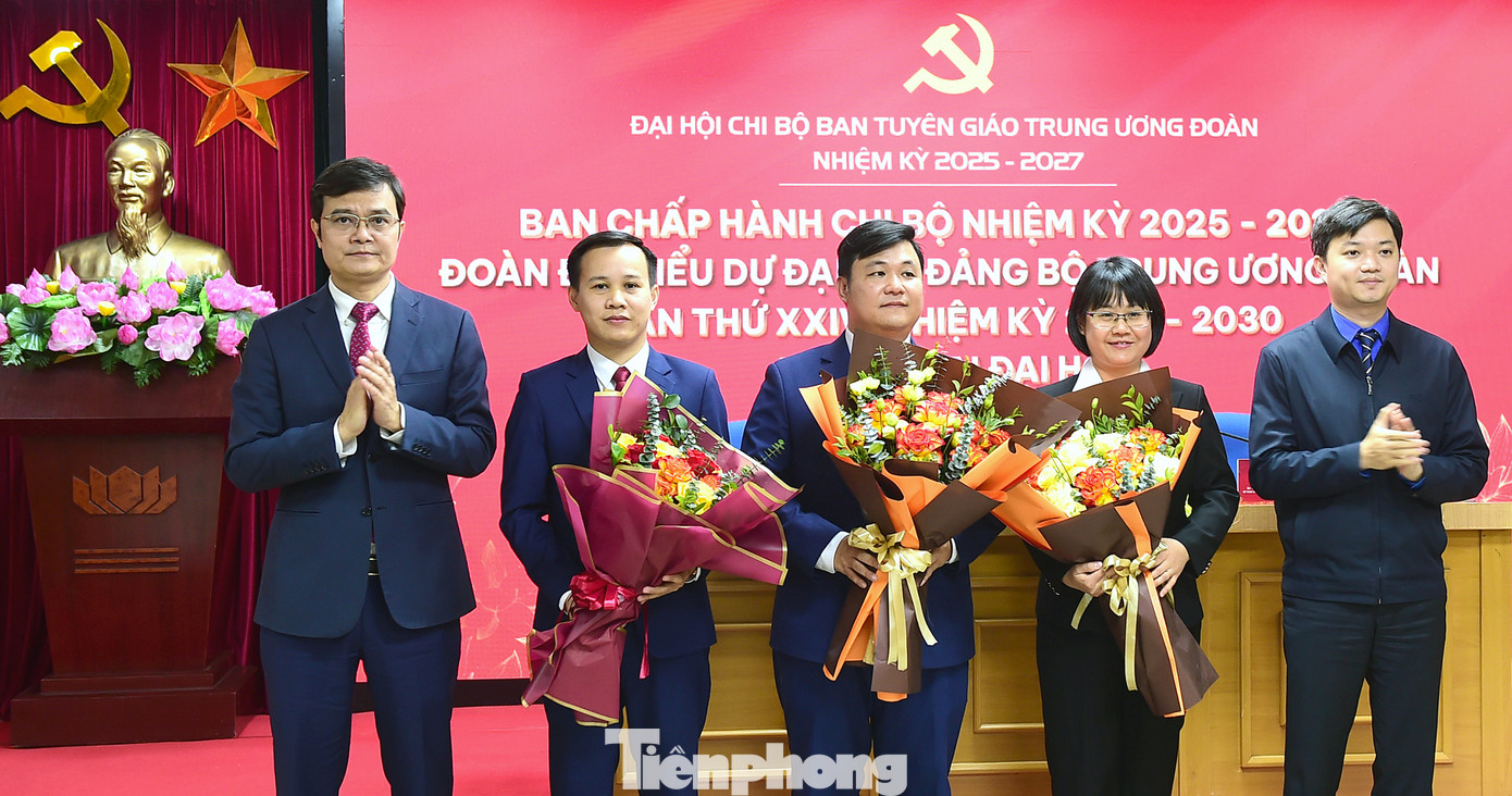 Anh Bùi Quang Huy và anh Nguyễn Minh Triết tặng hoa chúc mừng Chi ủy Ban Tuyên giáo T.Ư Đoàn nhiệm kỳ 2025 - 2027. Ảnh: Xuân Tùng Anh Bùi Quang Huy và anh Nguyễn Minh Triết tặng hoa chúc mừng Chi ủy Ban Tuyên giáo T.Ư Đoàn nhiệm kỳ 2025 - 2027. Ảnh: Xuân Tùng