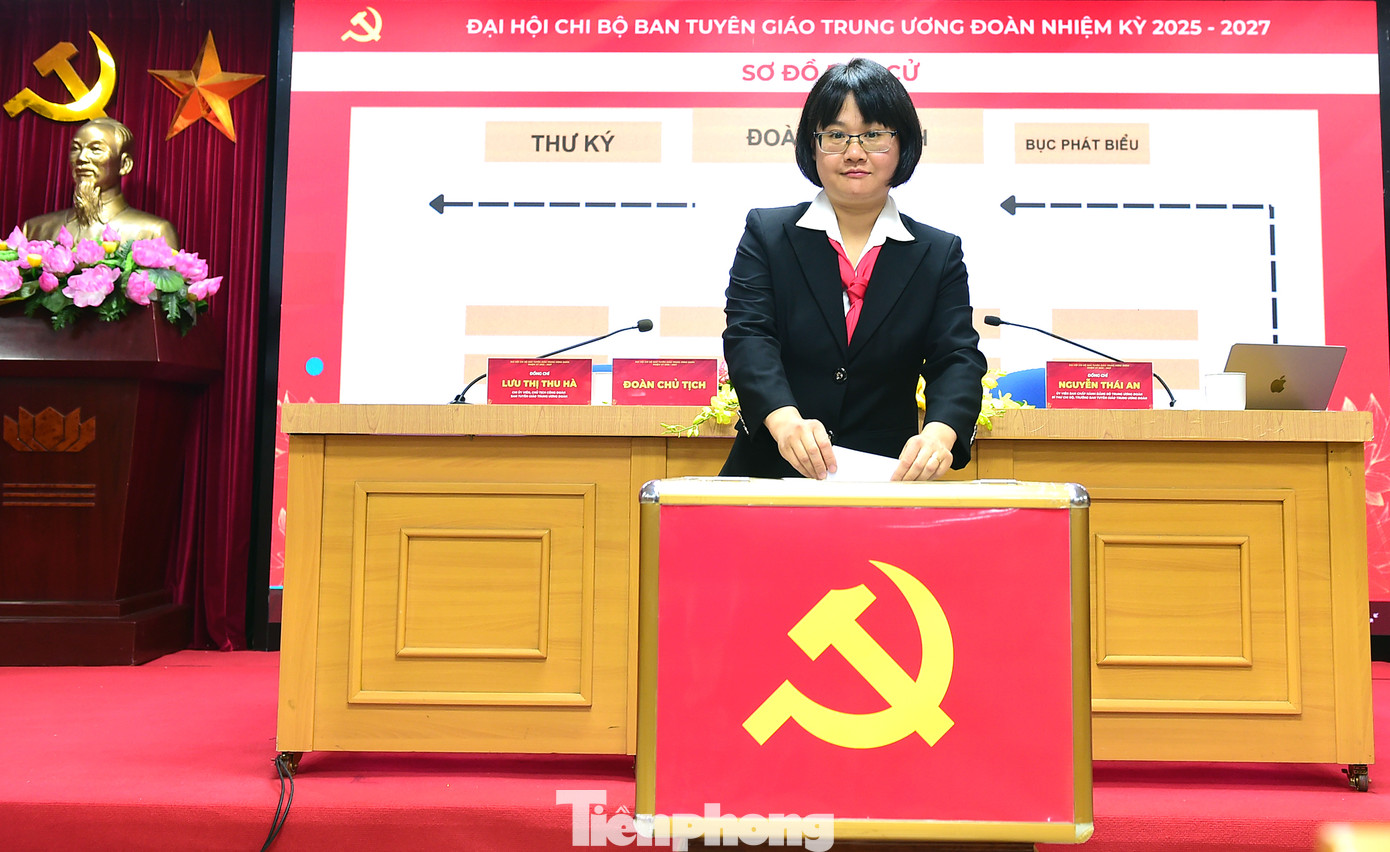 Các đại bỏ biểu bầu cử tại Đại hội. Ảnh: Xuân Tùng Các đại bỏ biểu bầu cử tại Đại hội. Ảnh: Xuân Tùng