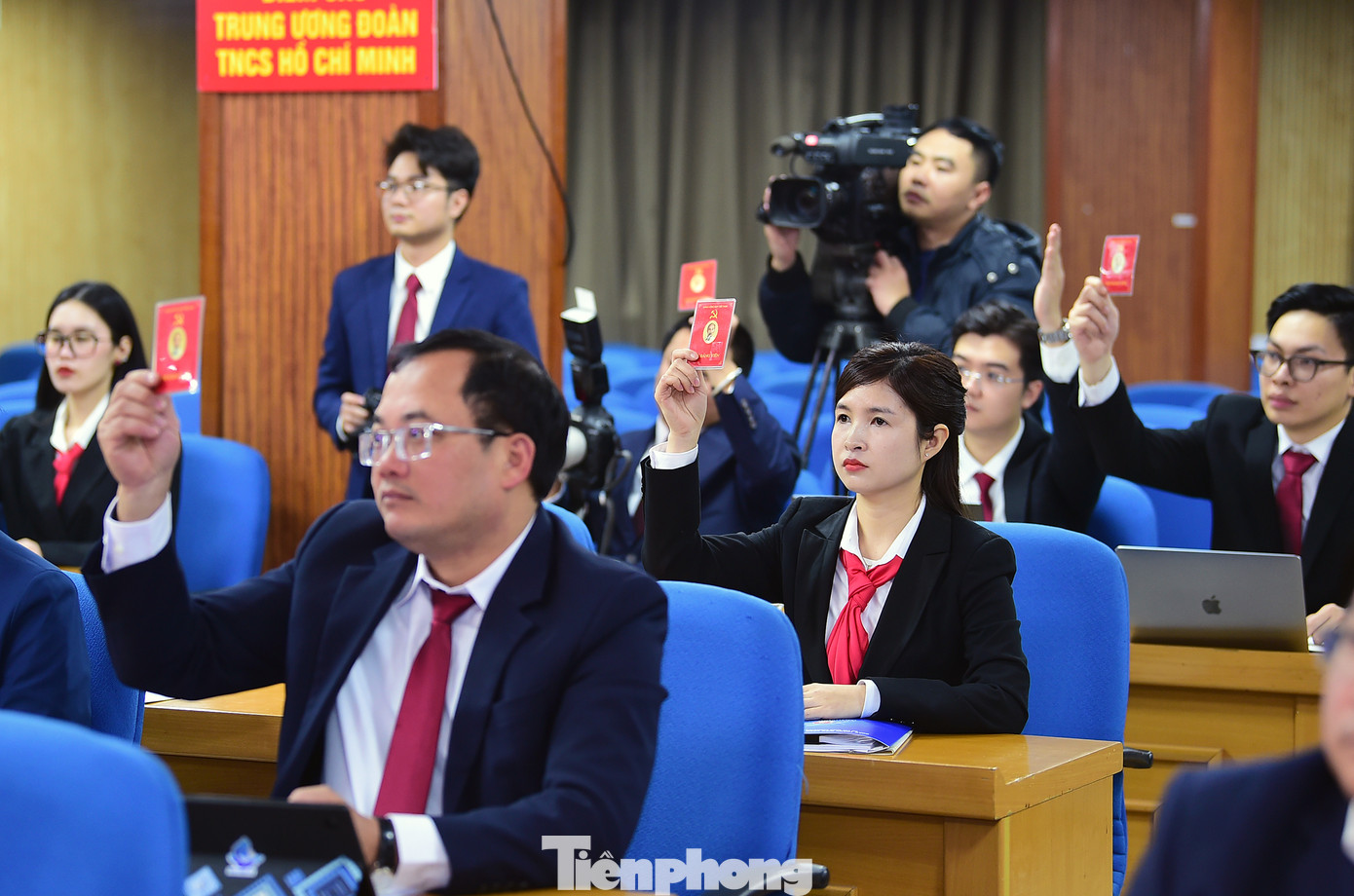 Các đại biểu biểu quyết tại Đại hội. Ảnh: Xuân Tùng Các đại biểu biểu quyết tại Đại hội. Ảnh: Xuân Tùng