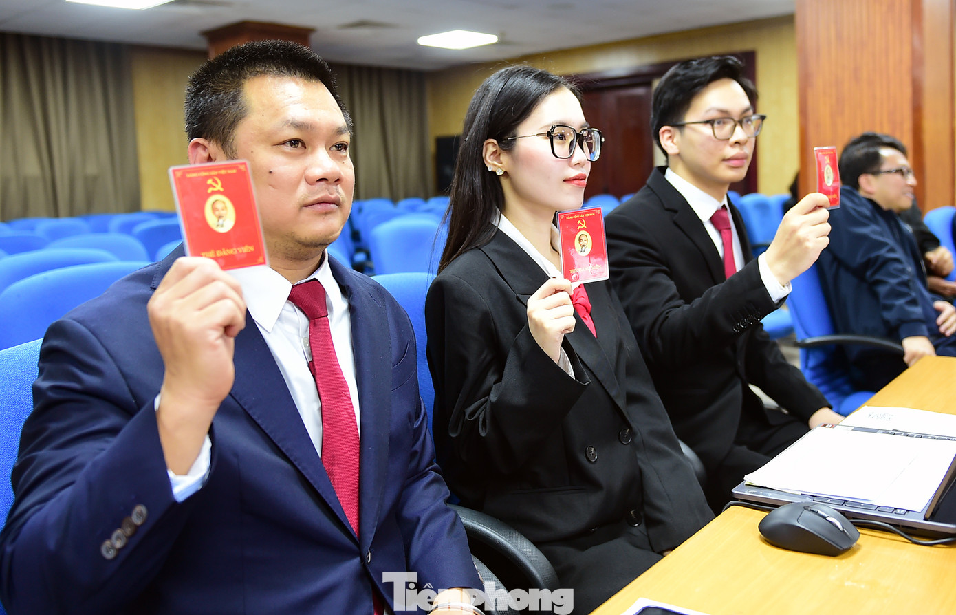 Các đại biểu biểu quyết tại Đại hội. Ảnh: Xuân Tùng Các đại biểu biểu quyết tại Đại hội. Ảnh: Xuân Tùng