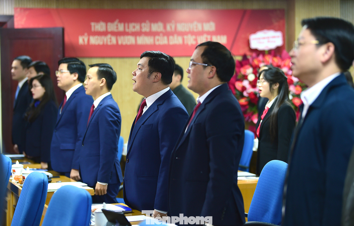 Các đại biểu tham dự Đại hội thực hiện lễ chào cờ. Ảnh: Xuân Tùng Các đại biểu tham dự Đại hội thực hiện lễ chào cờ. Ảnh: Xuân Tùng