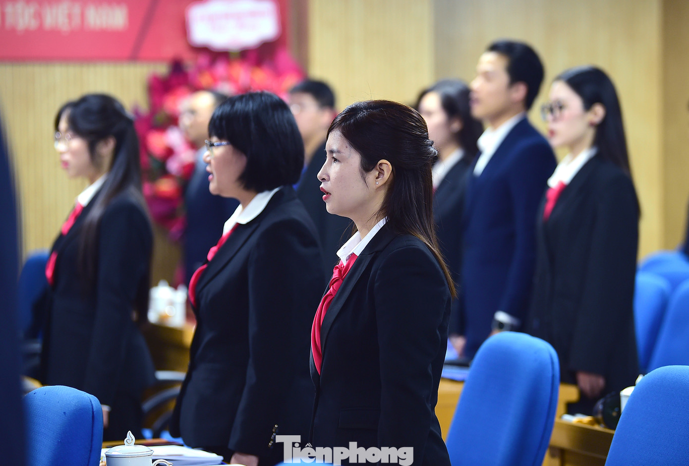 Các đại biểu tham dự Đại hội thực hiện lễ chào cờ. Ảnh: Xuân Tùng Các đại biểu tham dự Đại hội thực hiện lễ chào cờ. Ảnh: Xuân Tùng