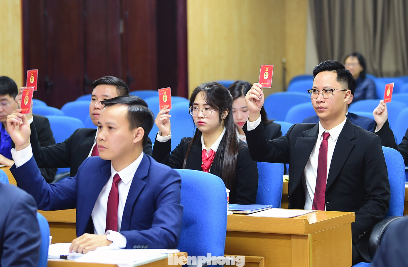 Các đại biểu biểu quyết tại Đại hội. Ảnh: Xuân Tùng Các đại biểu biểu quyết tại Đại hội. Ảnh: Xuân Tùng