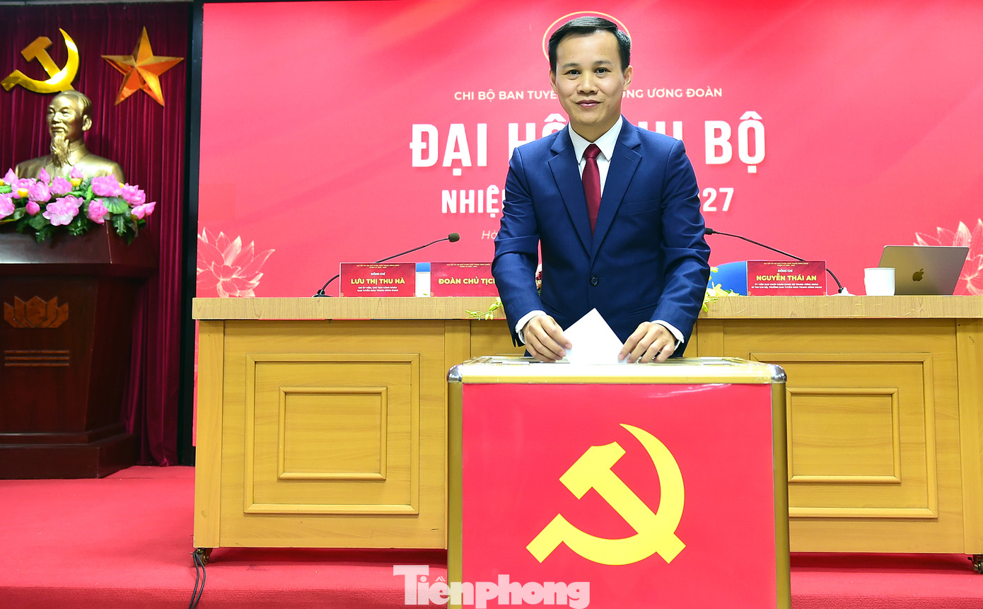 Các đại bỏ biểu bầu cử tại Đại hội. Ảnh: Xuân Tùng Các đại bỏ biểu bầu cử tại Đại hội. Ảnh: Xuân Tùng