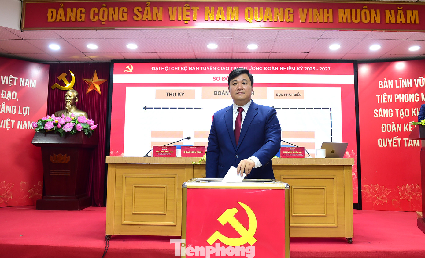 Các đại bỏ biểu bầu cử tại Đại hội. Ảnh: Xuân Tùng Các đại bỏ biểu bầu cử tại Đại hội. Ảnh: Xuân Tùng