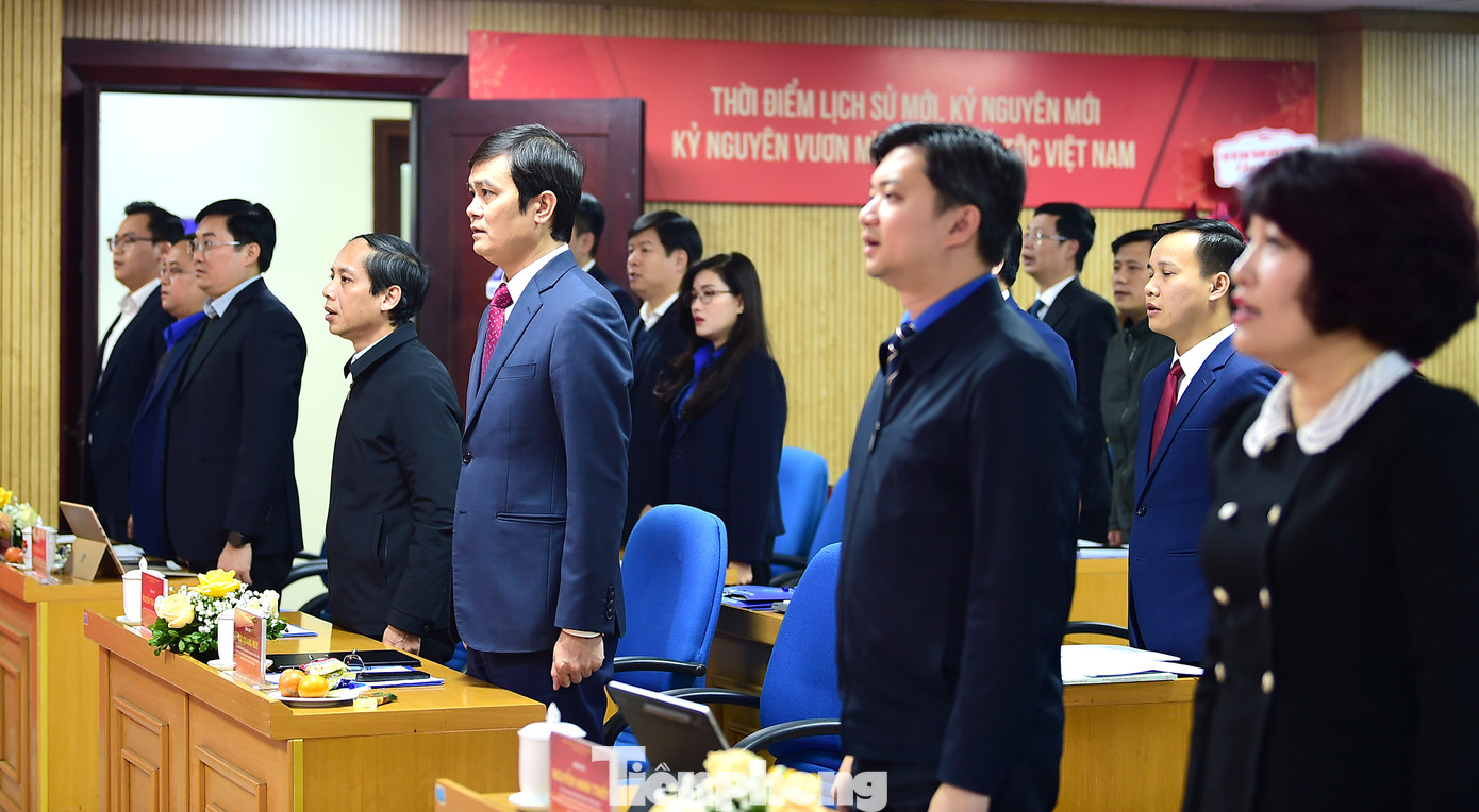 Các đại biểu tham dự Đại hội thực hiện lễ chào cờ. Ảnh: Xuân Tùng Các đại biểu tham dự Đại hội thực hiện lễ chào cờ. Ảnh: Xuân Tùng