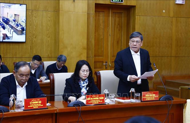 Uỷ viên Trung ương Đảng, Phó Chủ nhiệm Thường trực Uỷ ban Kiểm tra Trung ương, Phó Trưởng đoàn Thường trực Đoàn Kiểm tra số 1907 Trần Văn Rón, công bố quyết định.