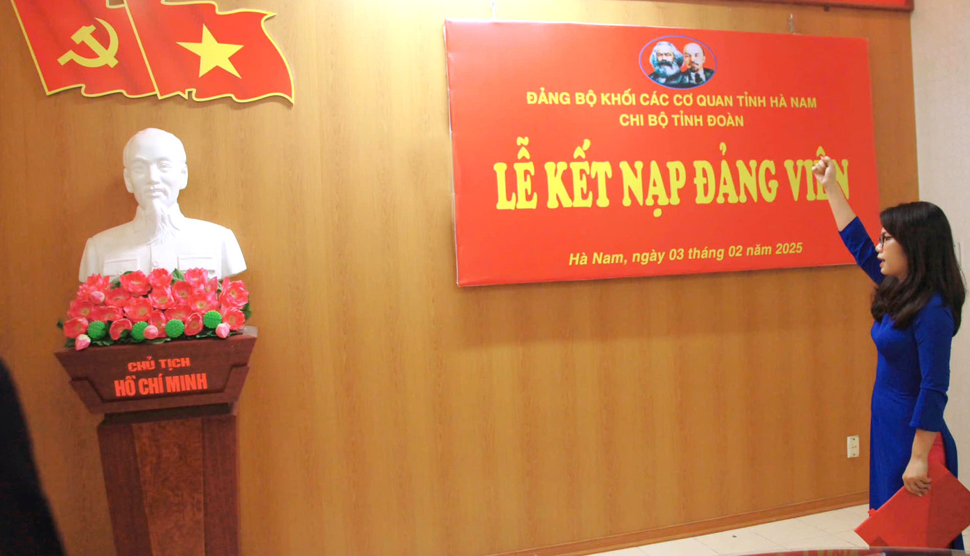 Chị Nguyễn Thị Lan Hương tuyên thệ trong lễ kết nạp Đảng. Ảnh: TĐHN