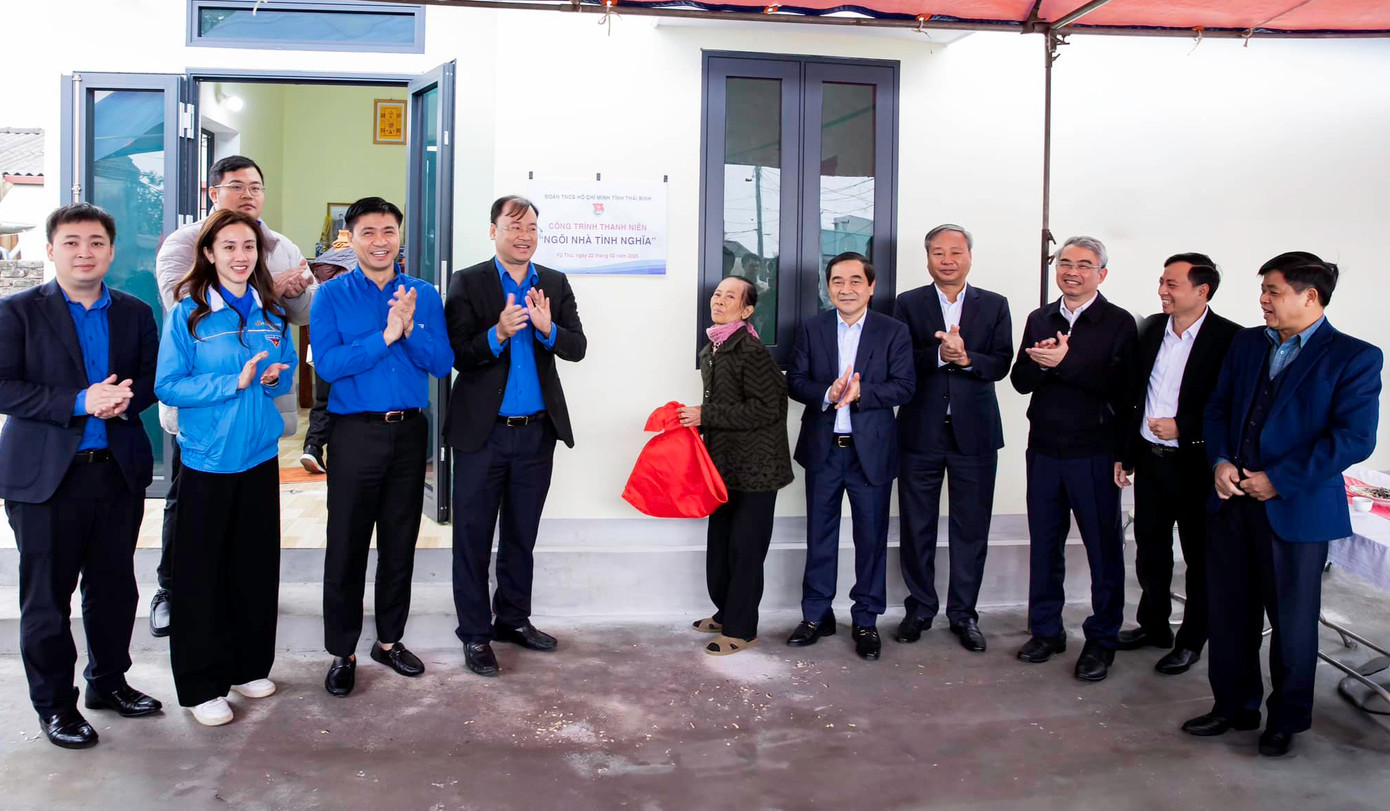 Các đại biểu dự lễ khánh thành công trình thanh niên “Ngôi nhà tình nghĩa” tặng hộ nghèo tại huyện Vũ Thư, Thái Bình. Các đại biểu dự lễ khánh thành công trình thanh niên “Ngôi nhà tình nghĩa” tặng hộ nghèo tại huyện Vũ Thư, Thái Bình.