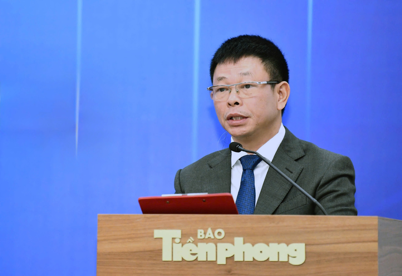 Nhà báo Phùng Công Sưởng phát biểu tại chương trình. Ảnh: Hoàng Mạnh Thắng Nhà báo Phùng Công Sưởng phát biểu tại chương trình. Ảnh: Hoàng Mạnh Thắng