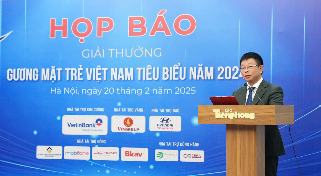 Nhà báo Phùng Công Sưởng phát biểu tại chương trình. Ảnh: Hoàng Mạnh Thắng Nhà báo Phùng Công Sưởng phát biểu tại chương trình. Ảnh: Hoàng Mạnh Thắng