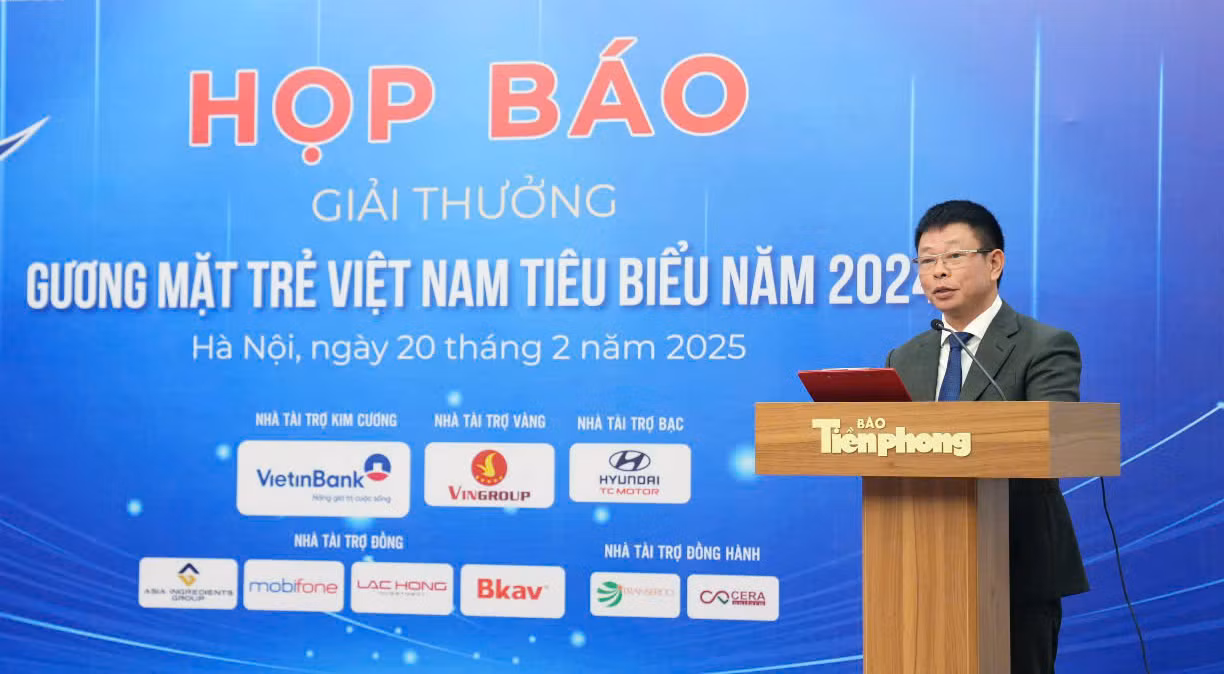 Nhà báo Phùng Công Sưởng phát biểu tại chương trình. Ảnh: Hoàng Mạnh Thắng