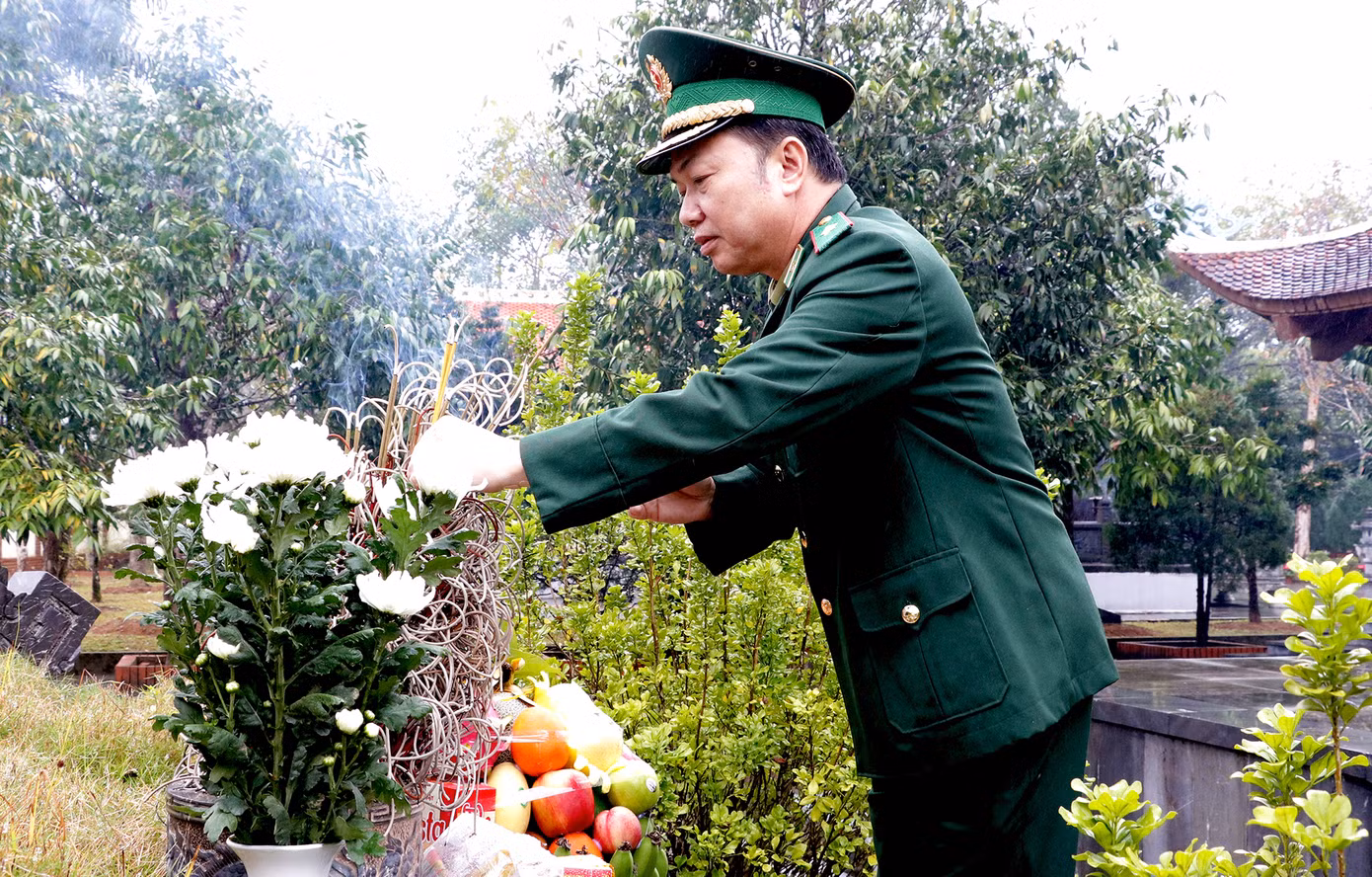 Thiếu tướng Trần Văn Bừng dâng hương tại Khu di tích lịch sử quốc gia Pò Hèn.