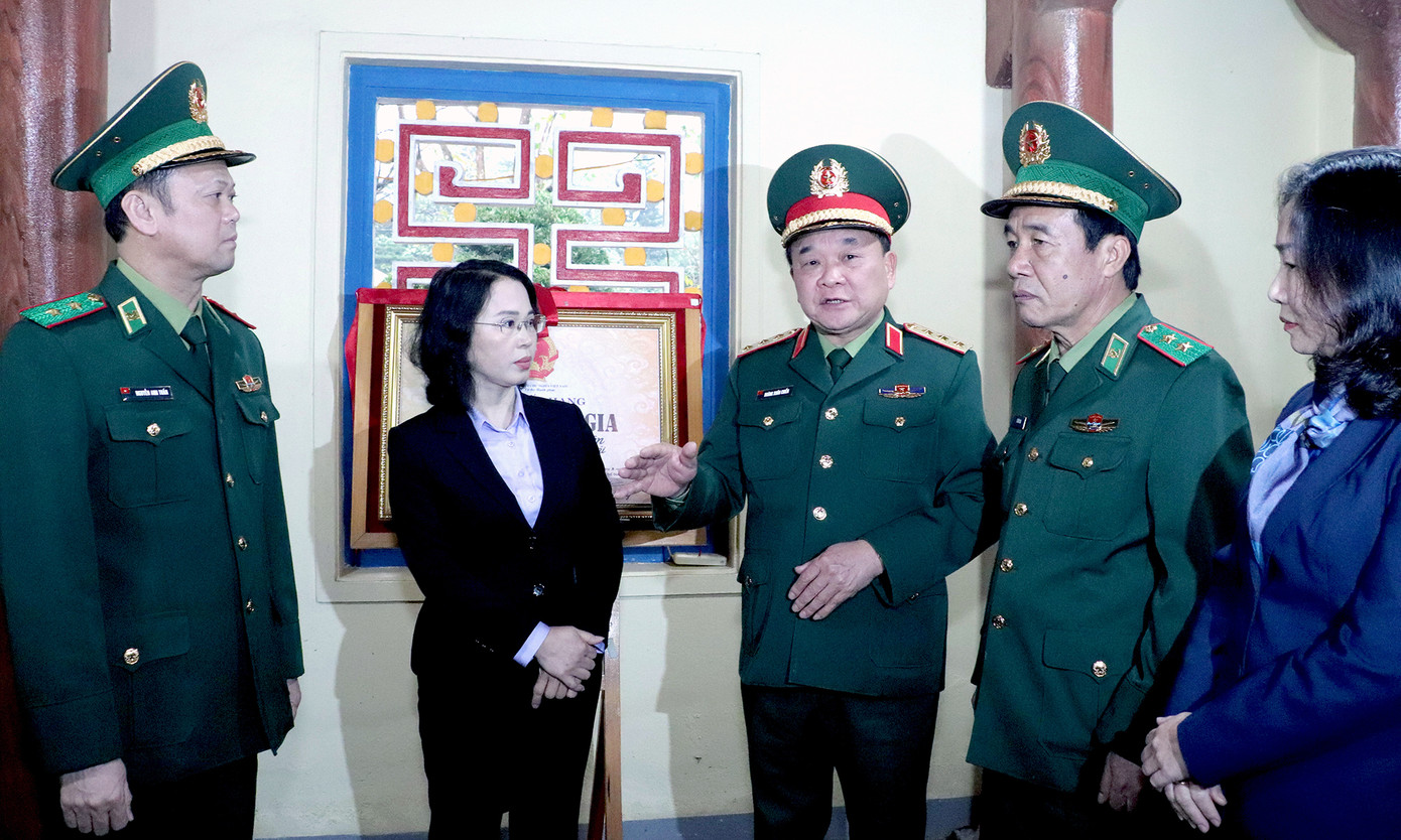 Thượng tướng Hoàng Xuân Chiến cùng các đại biểu nói chuyện truyền thống tại Nhà thờ Bác Hồ và các Anh hùng liệt sĩ.