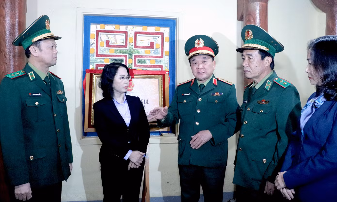 Thượng tướng Hoàng Xuân Chiến cùng các đại biểu nói chuyện truyền thống tại Nhà thờ Bác Hồ và các Anh hùng liệt sĩ.