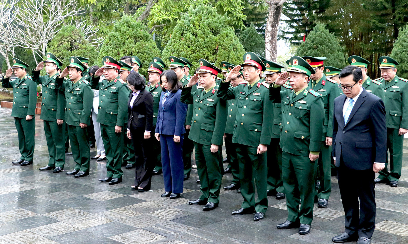 Các đại biểu dâng hương, tưởng niệm các Anh hùng liệt sĩ tại Đài tưởng niệm các anh hùng, liệt sĩ Pò Hèn.