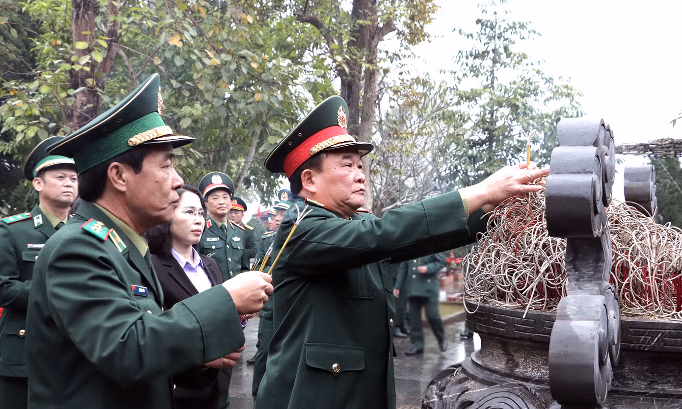 Thượng tướng Hoàng Xuân Chiến dâng hương tại Khu di tích lịch sử quốc gia Pò Hèn.