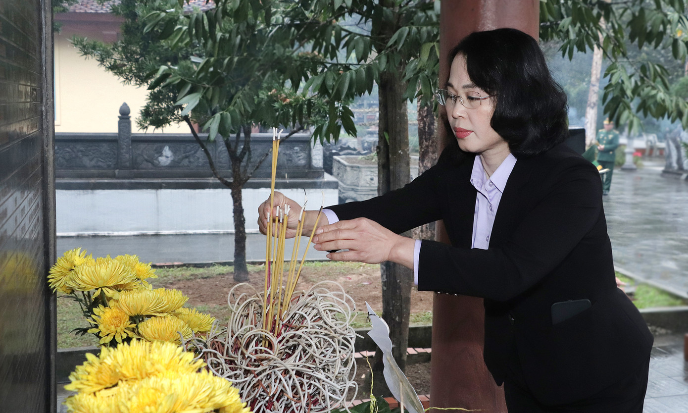 Bà Trịnh Thị Minh dâng hương tại Khu di tích lịch sử quốc gia Pò Hèn.